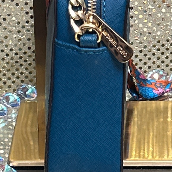 Michael Kors Vibrant Blue Crossbody Bag Approx. 9.5 x 7 x 2 - Picture 5 of 17